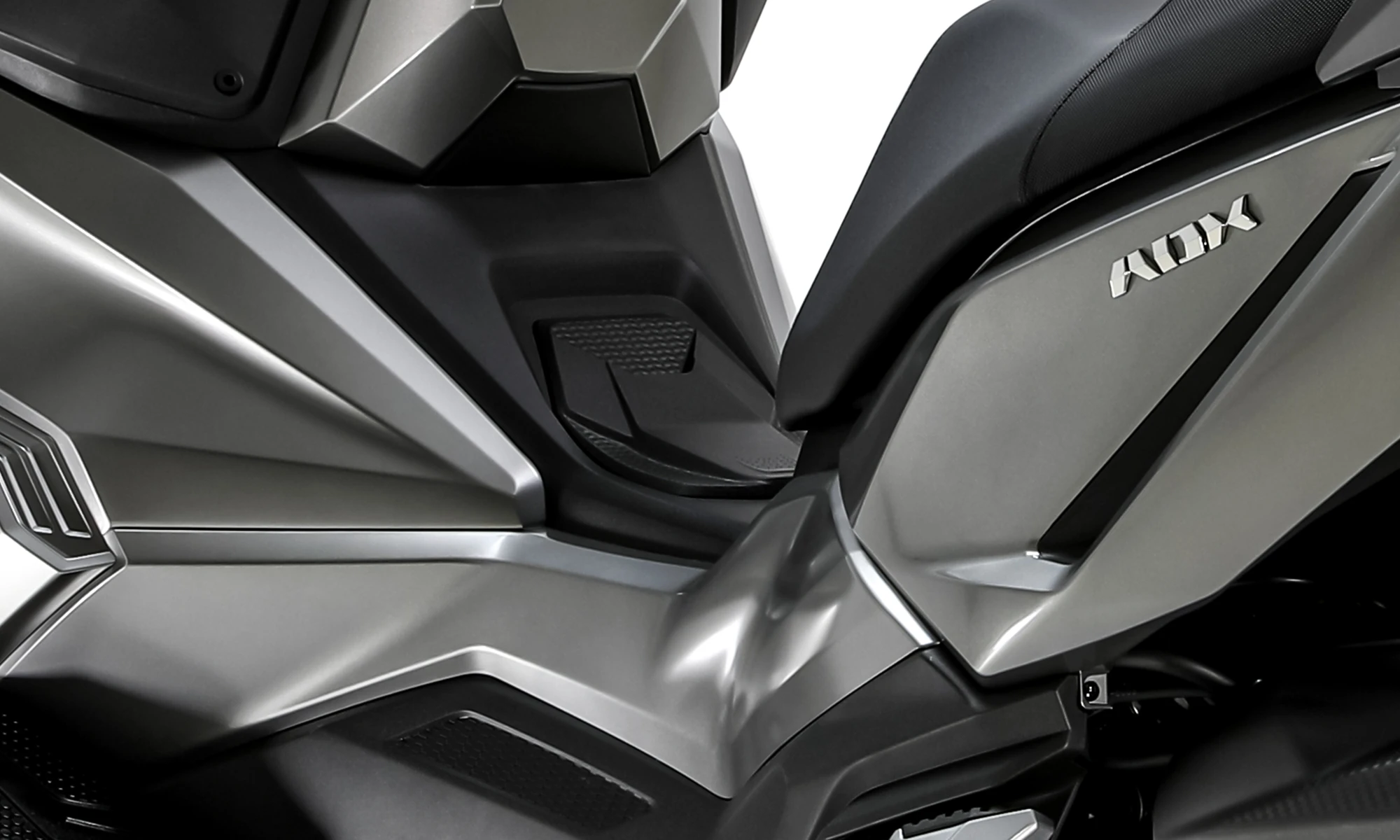 16リットルの燃料タンクは、長距離走行にも十分な航続距離を確保します。