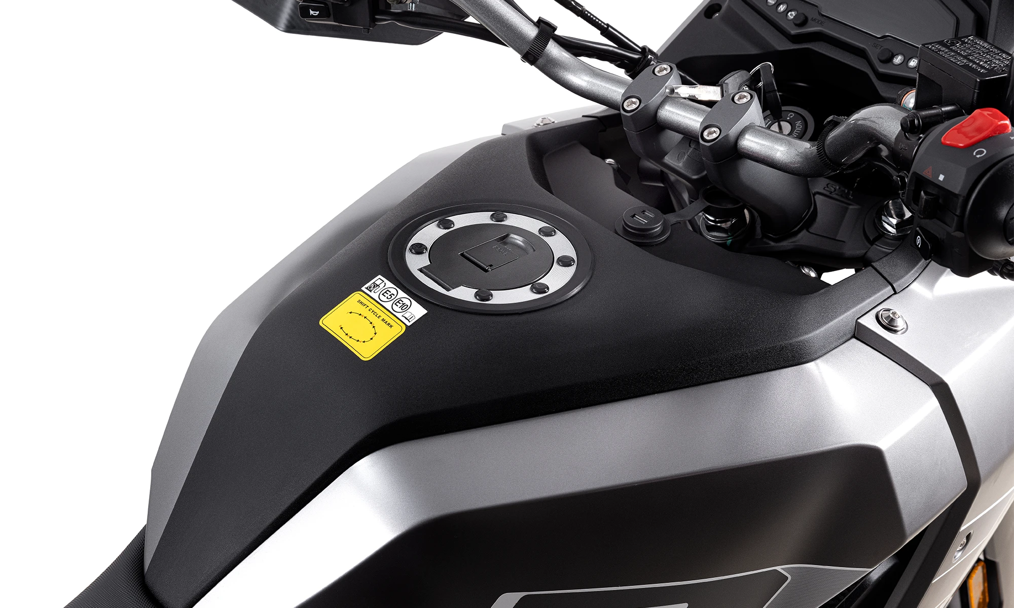 14リットルの大容量燃料タンクを備えたこのバイクは、耐久性を考慮して設計されており、ライダーは燃料補給の回数を減らして長距離を走行できます。 